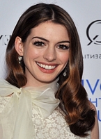 wieczorowe fryzury Anne Hathaway, fryzury krótkie gwiazd 5